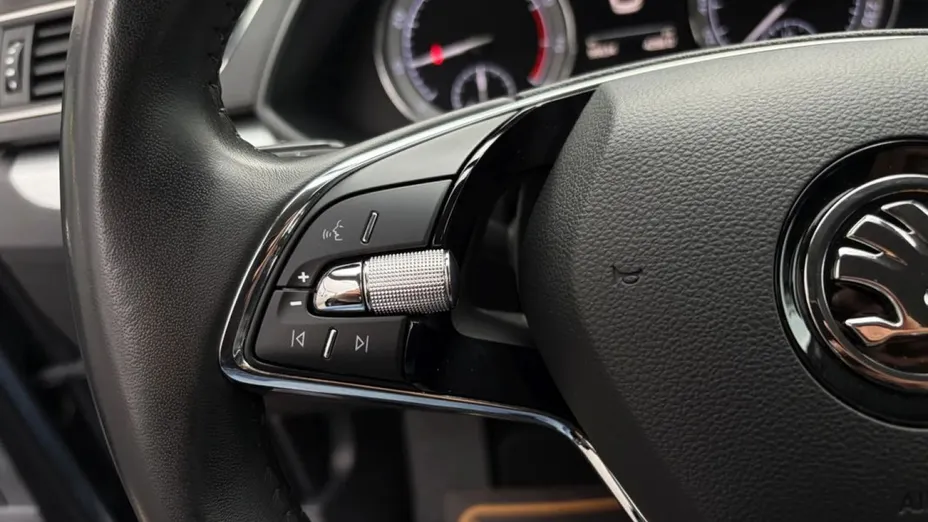 SKODA Superb -