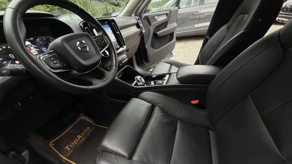 VOLVO XC40 -