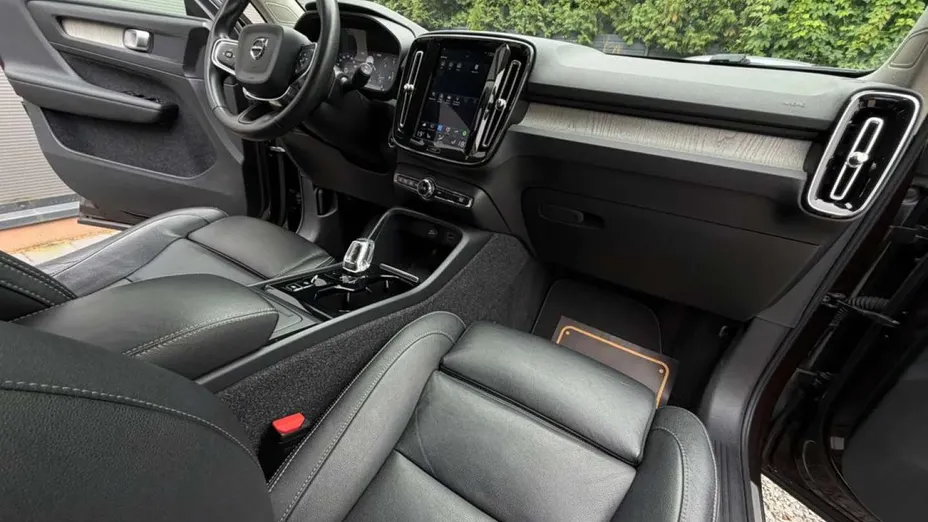 VOLVO XC40 -