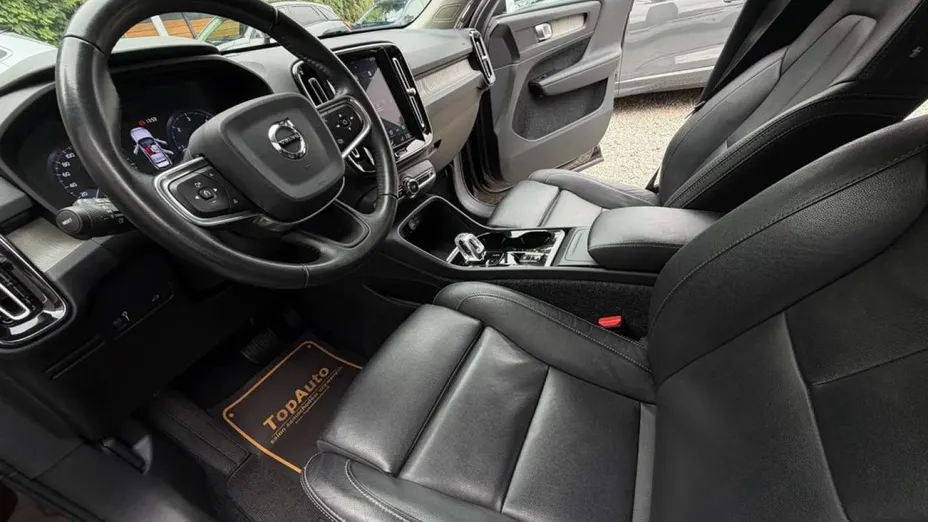 VOLVO XC40 -
