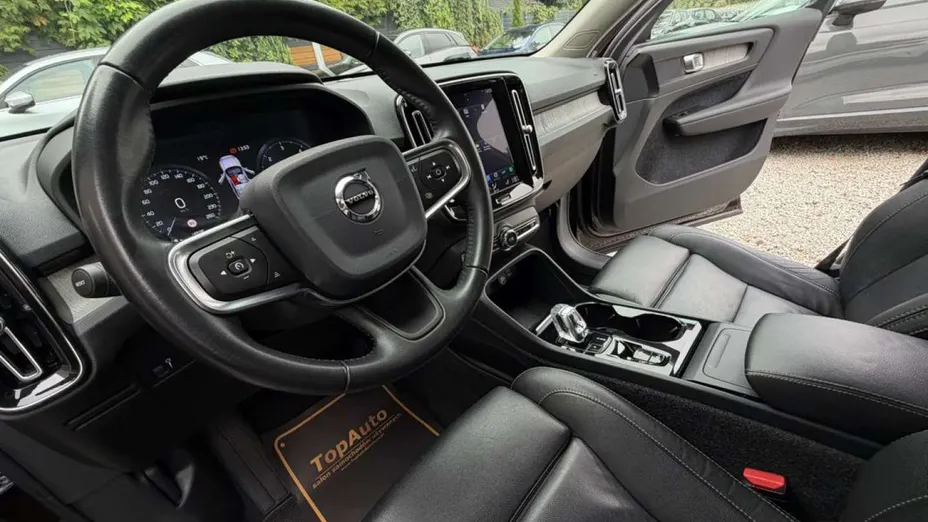 VOLVO XC40 -
