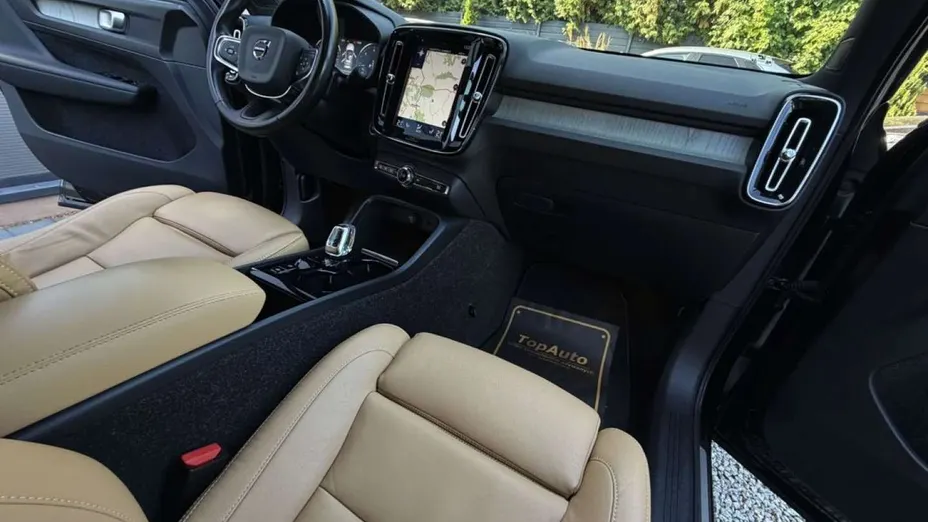 VOLVO XC40 -