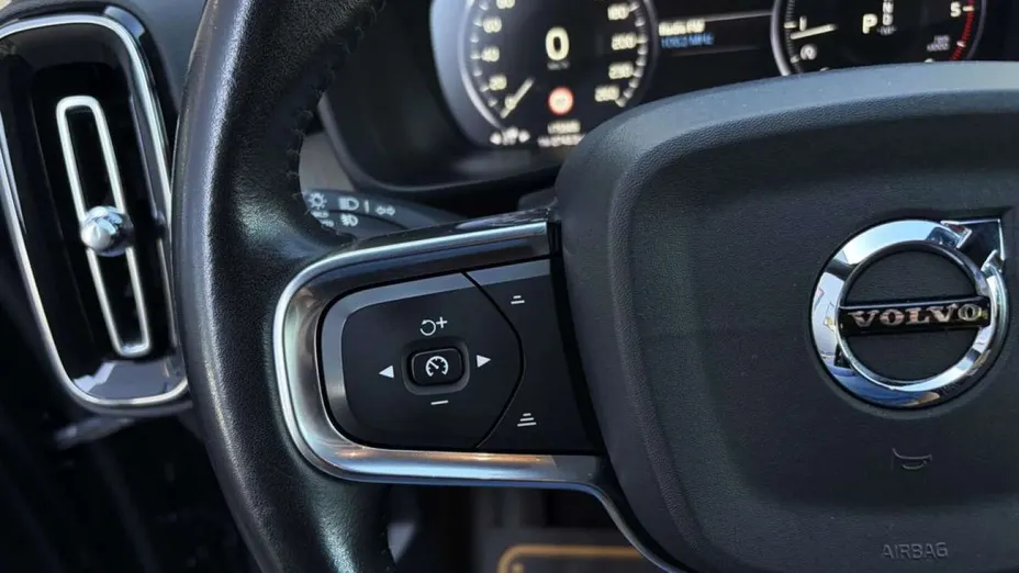 VOLVO XC40 -