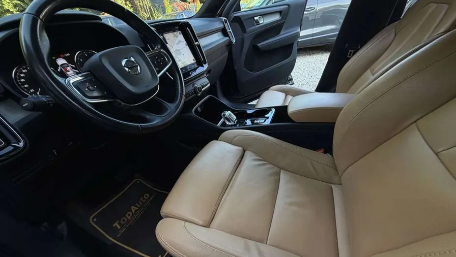 VOLVO XC40 -
