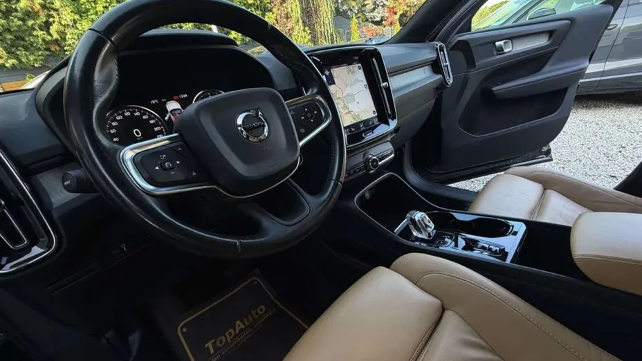VOLVO XC40 -
