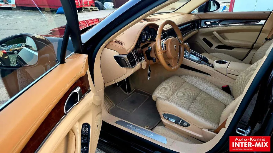 PORSCHE Panamera -