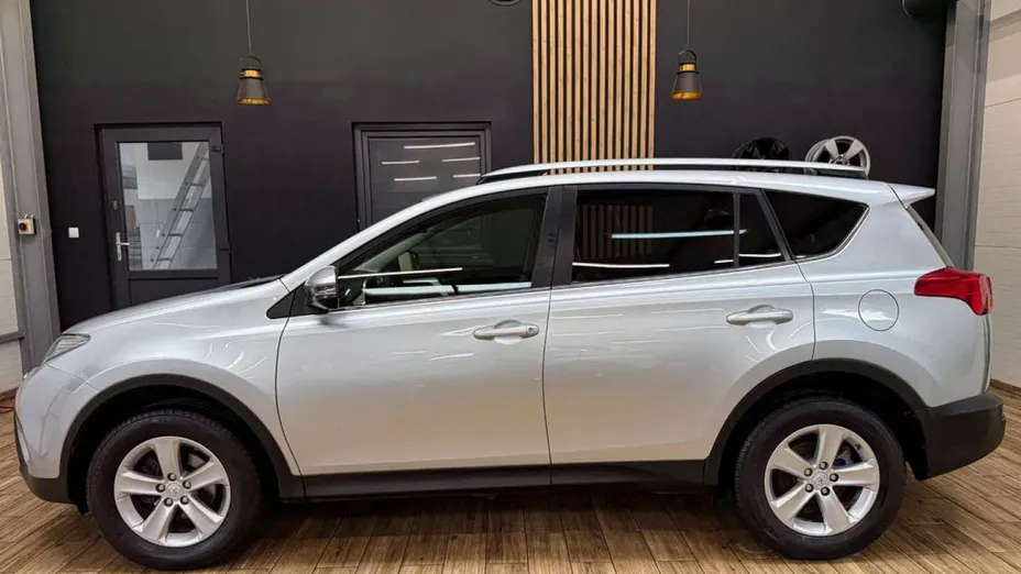 TOYOTA RAV4 -
