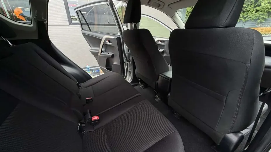 TOYOTA RAV4 -