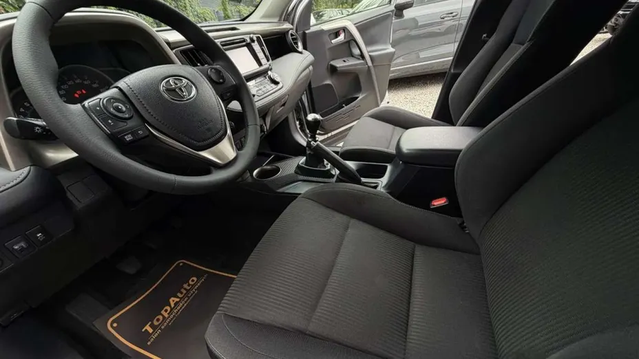 TOYOTA RAV4 -
