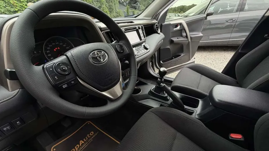 TOYOTA RAV4 -