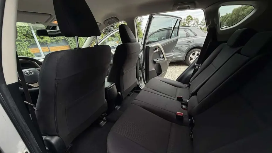 TOYOTA RAV4 -