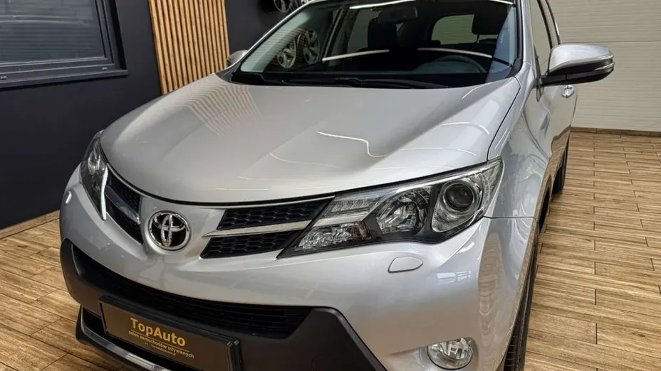 TOYOTA RAV4 -