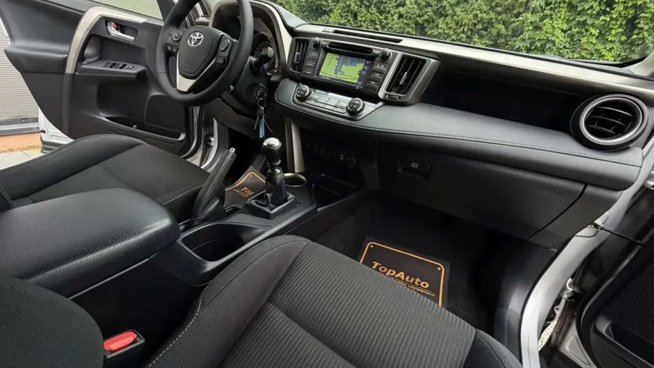 TOYOTA RAV4 -