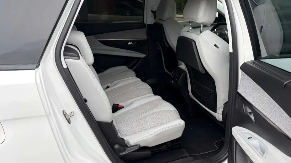 PEUGEOT 5008 -