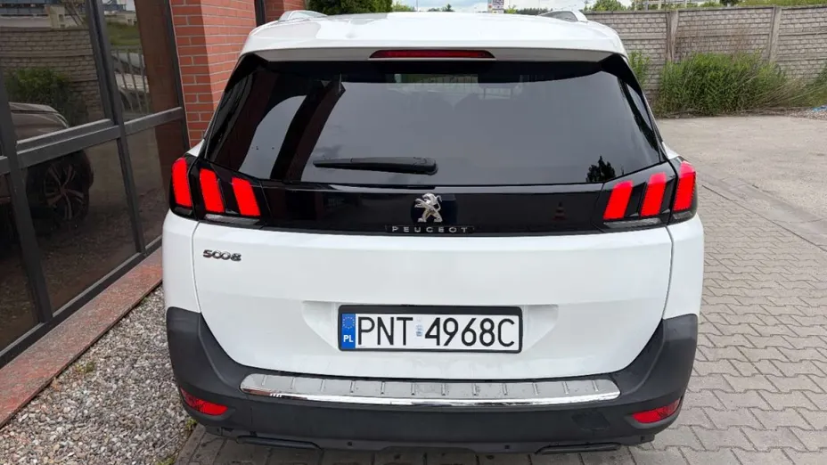 PEUGEOT 5008 -