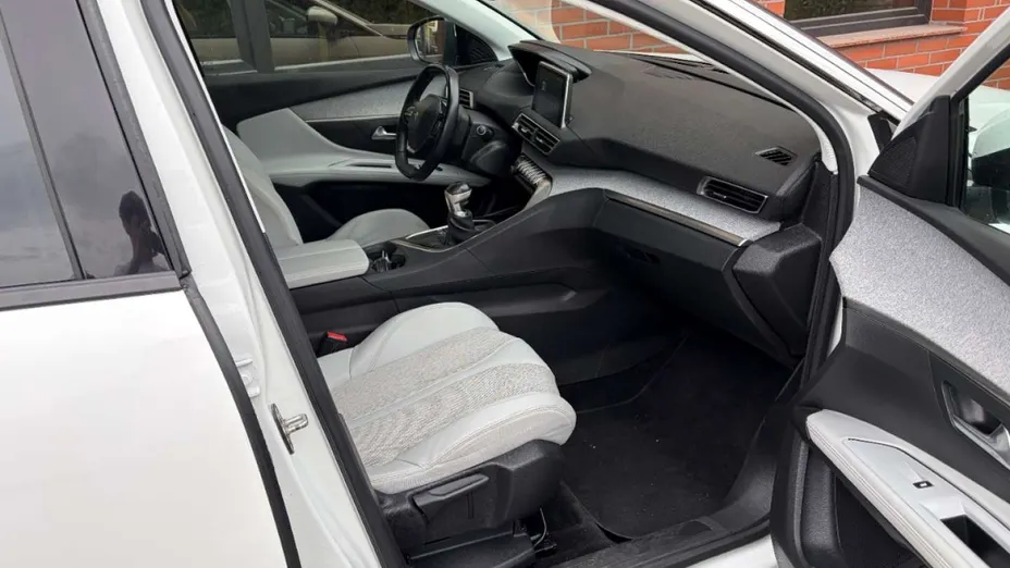 PEUGEOT 5008 -