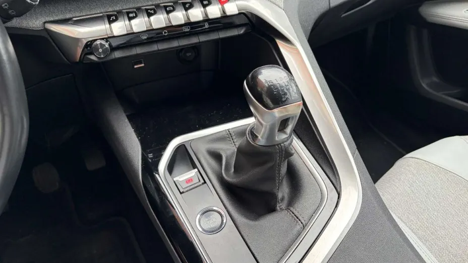 PEUGEOT 5008 -