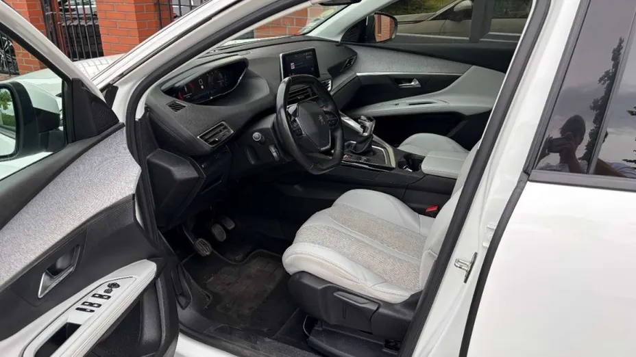 PEUGEOT 5008 -