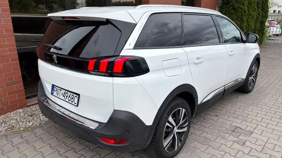 PEUGEOT 5008 -