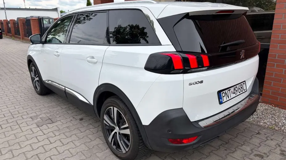 PEUGEOT 5008 -