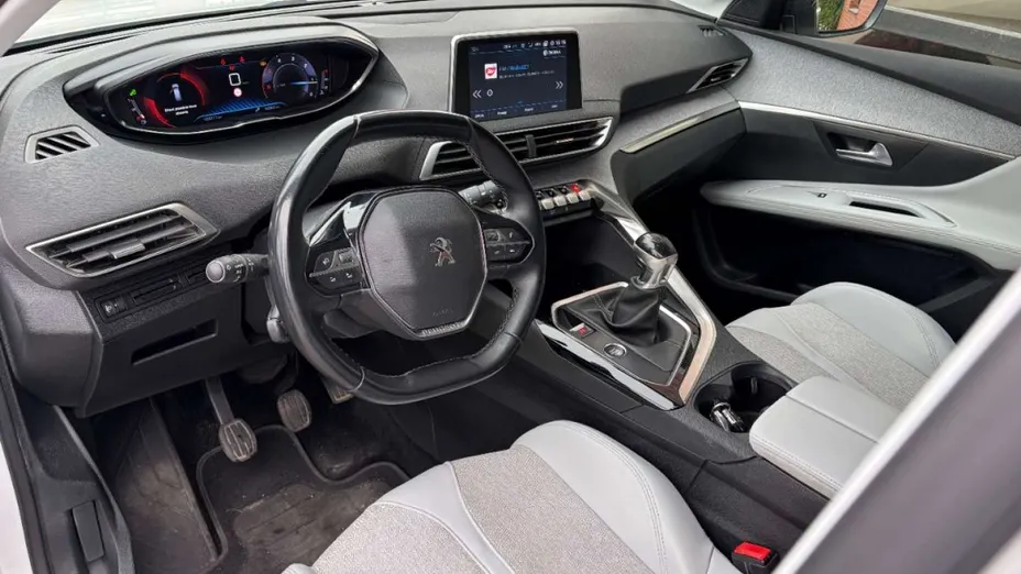 PEUGEOT 5008 -