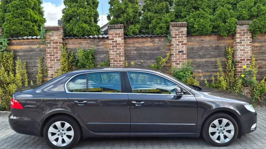 SKODA Superb -