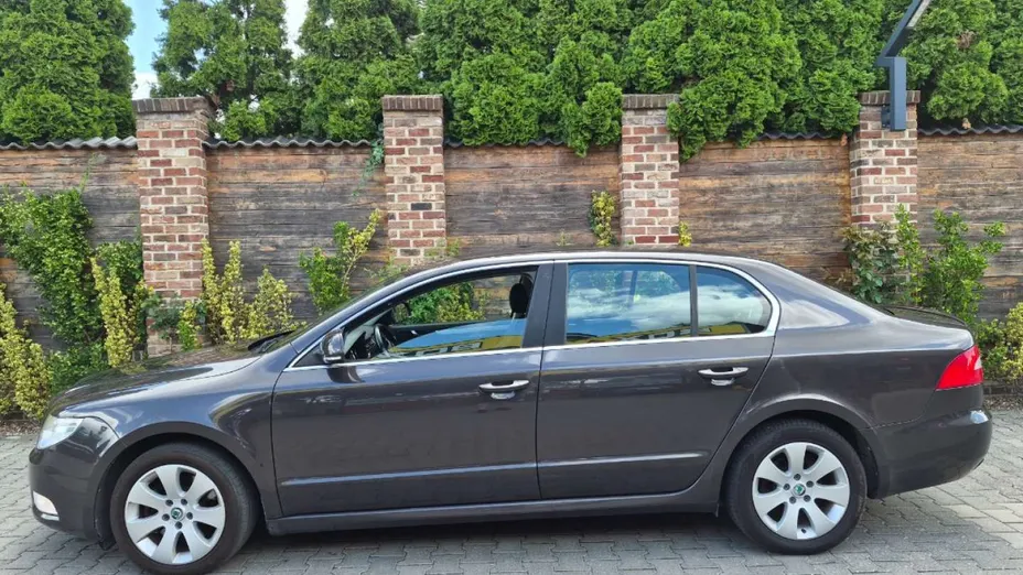 SKODA Superb -