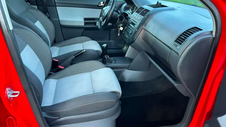 VOLKSWAGEN Polo -