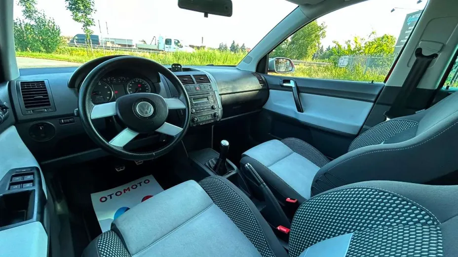 VOLKSWAGEN Polo -