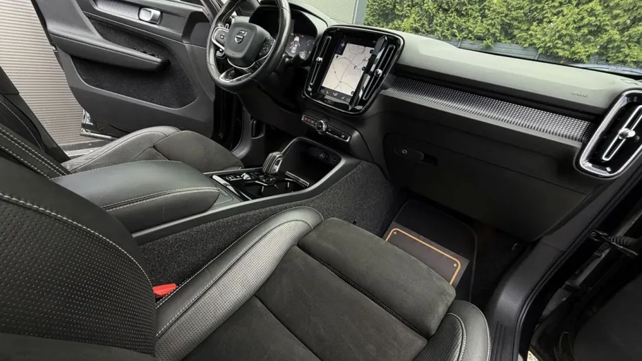 VOLVO XC40 -