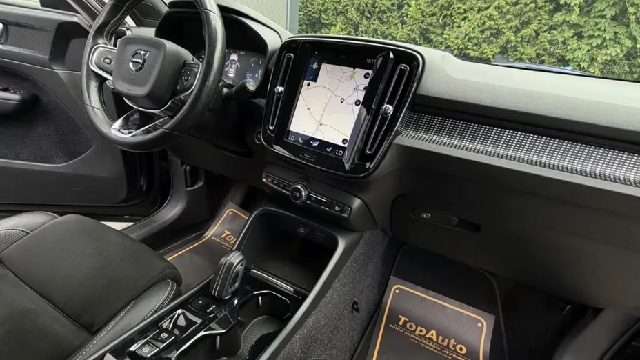 VOLVO XC40 -