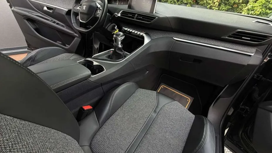 PEUGEOT 3008 -