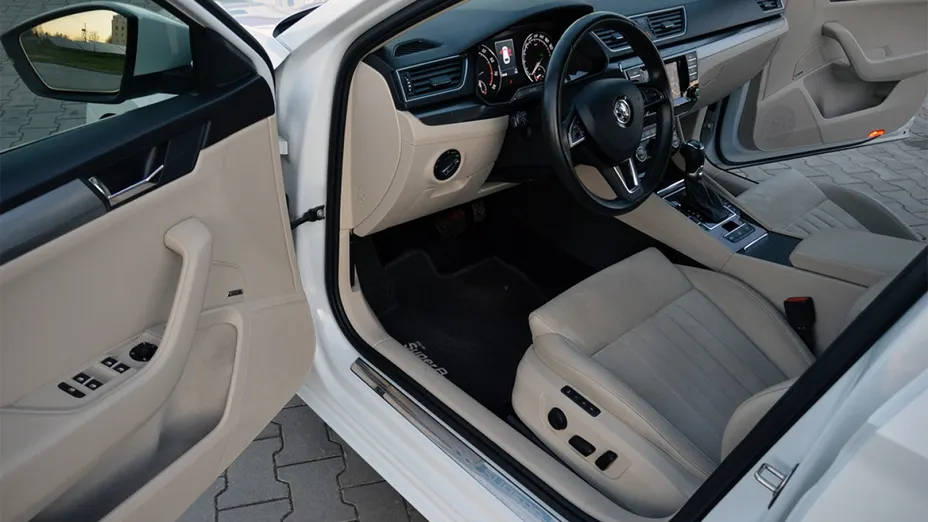 SKODA Superb -