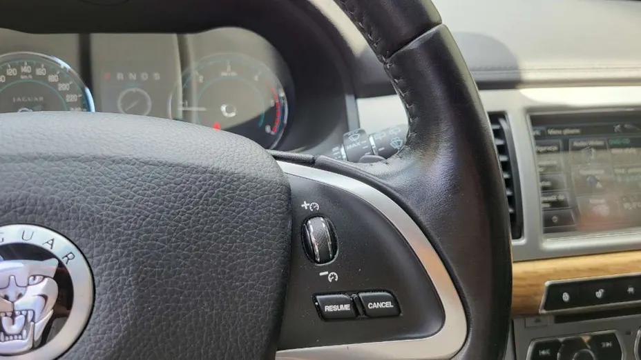 JAGUAR XF -