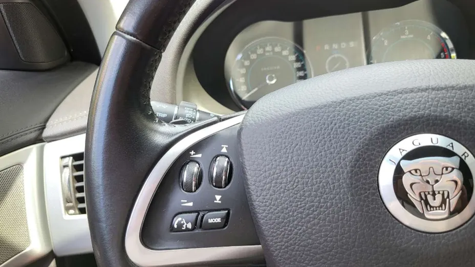 JAGUAR XF -