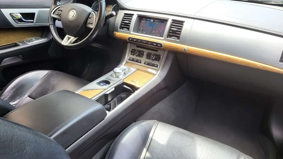 JAGUAR XF -