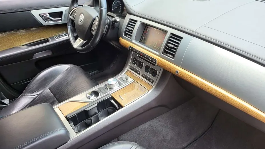 JAGUAR XF -