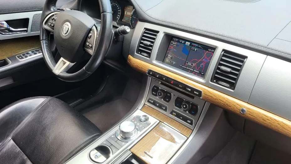JAGUAR XF -