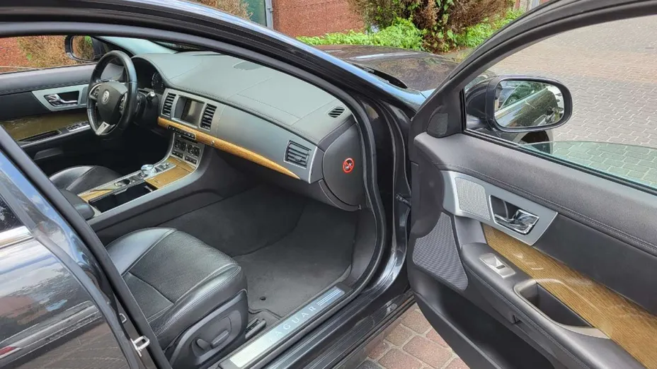 JAGUAR XF -