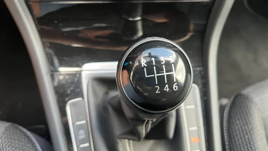 VOLKSWAGEN Golf -