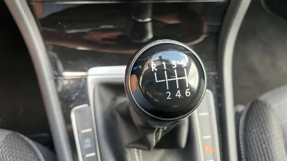 VOLKSWAGEN Golf -