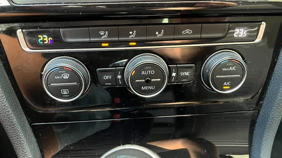 VOLKSWAGEN Golf -