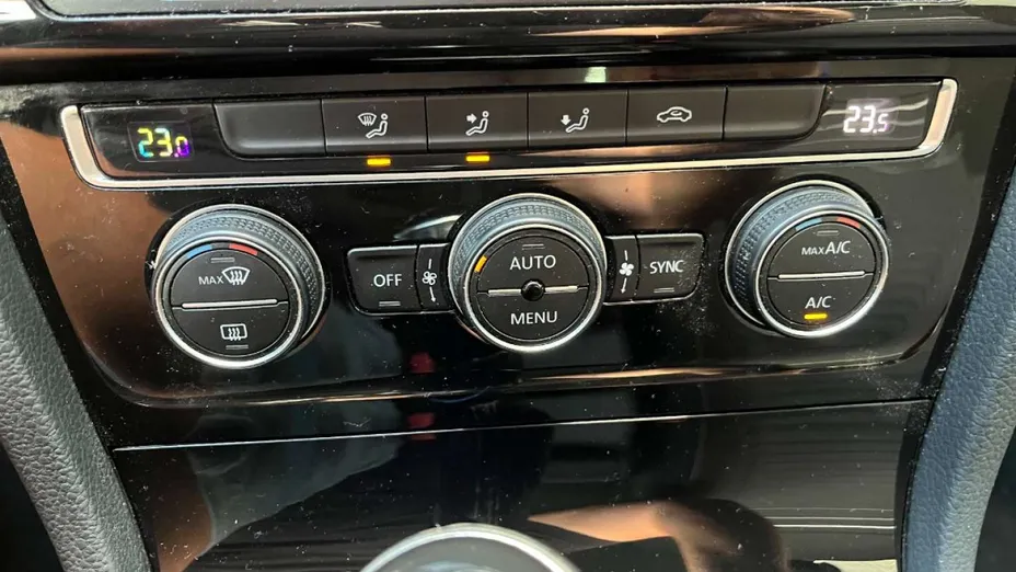 VOLKSWAGEN Golf -