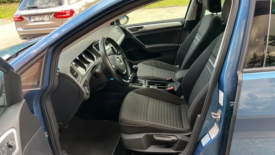 VOLKSWAGEN Golf -