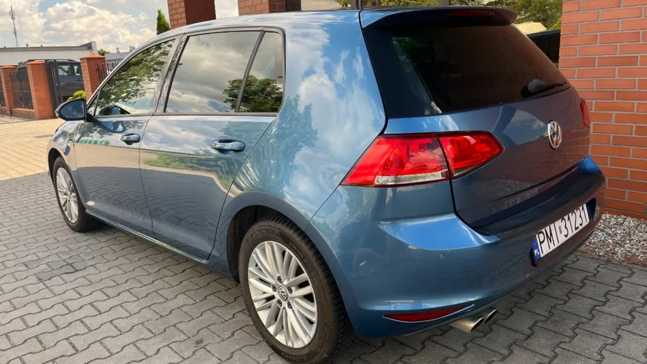 VOLKSWAGEN Golf -