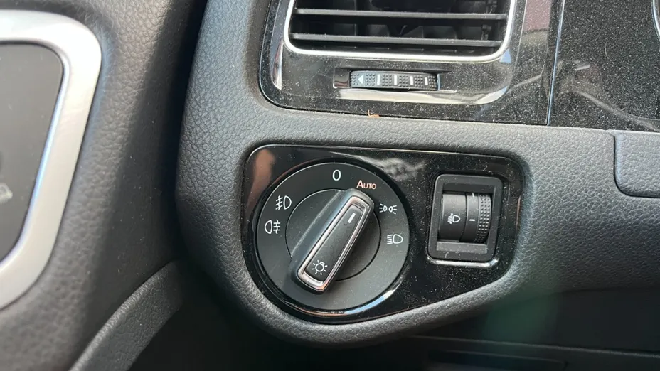 VOLKSWAGEN Golf -