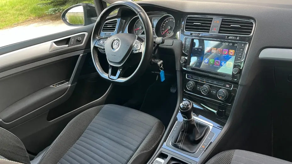 VOLKSWAGEN Golf -