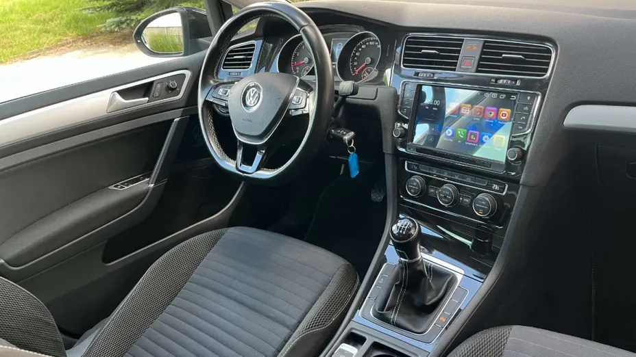 VOLKSWAGEN Golf -
