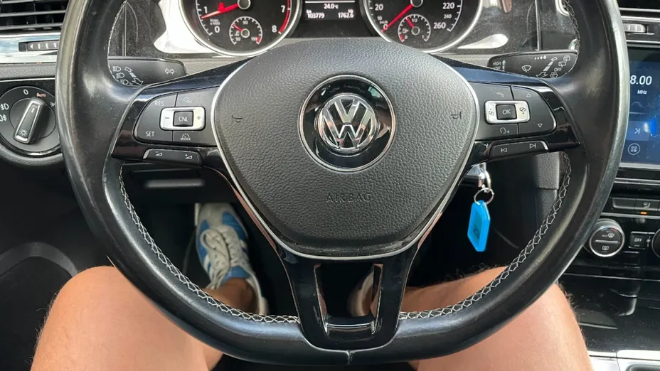 VOLKSWAGEN Golf -