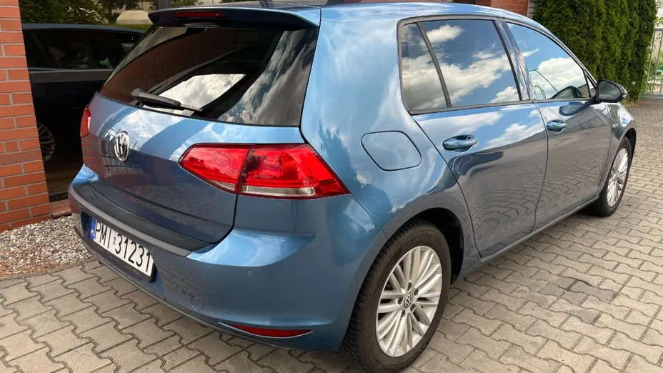 VOLKSWAGEN Golf -